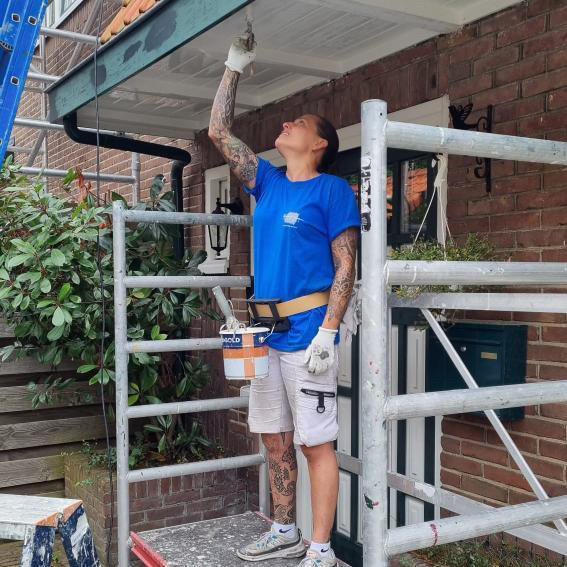 Vakschilder met Paintholder verfblikhouder op de steiger