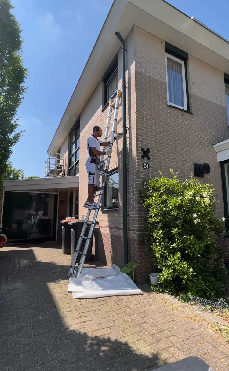 Regenpijp schilderen op hoogte met Paintholder verfblikhouder