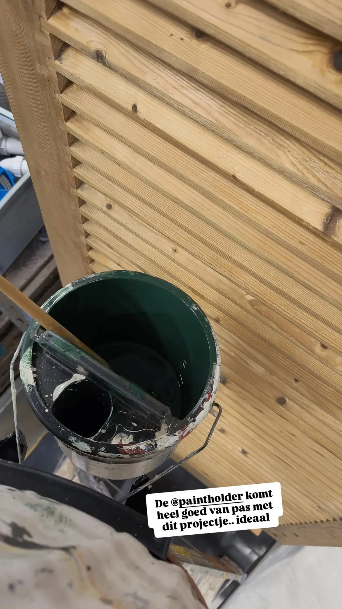 Schilder in actie met de Paintholder verfblikhouder
