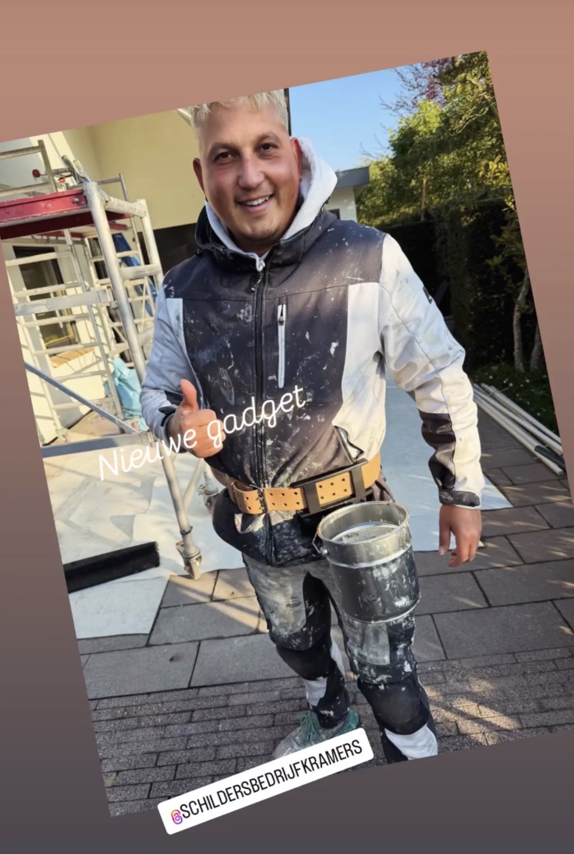 Medewerker van Schildersbedrijf Kramers aan het werk met de Paintholder verfblikhouder